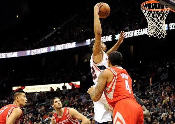 Atlanta logra una apretada victoria sobre Houston