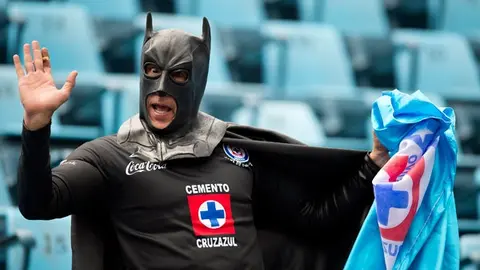Afición de La Máquina pone colorido ambiente en el Estadio Azul