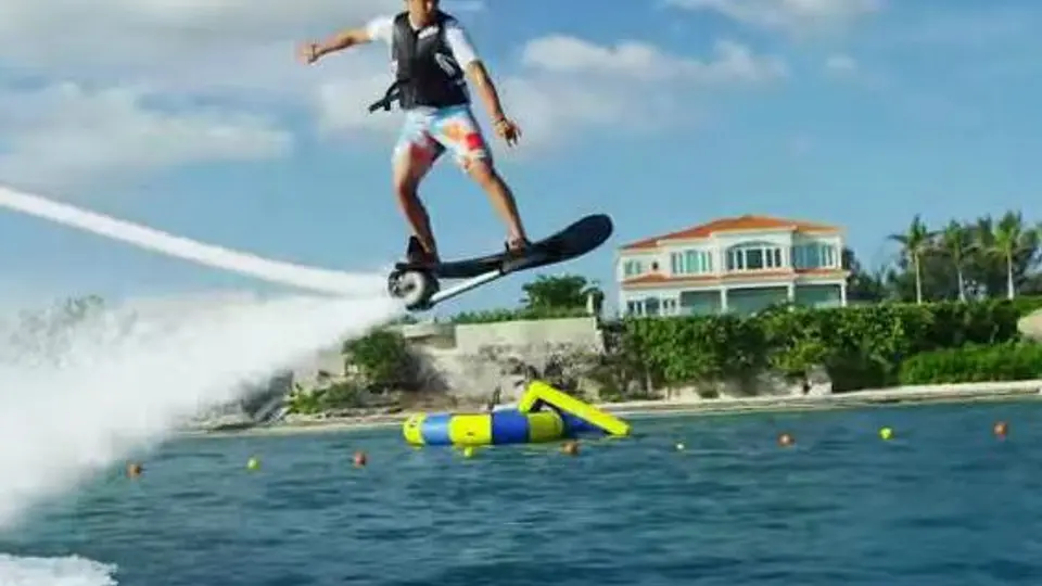 Francés inventa tabla capaz de volar sobre el agua