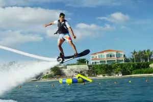 Francés inventa tabla capaz de volar sobre el agua