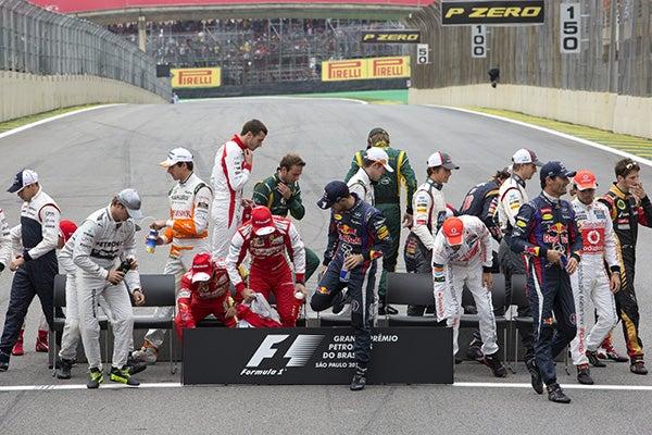 Los pilotos abandonan la pista tras el retrato | EFE