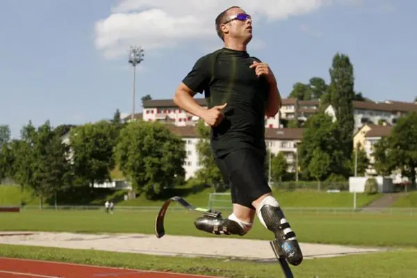 Pistorius vuelve a los entrenamientos tras asesinato de su novia