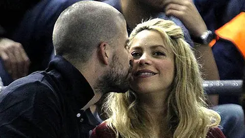 Piqué y Shakira exhiben su amor en partido de basquetbol