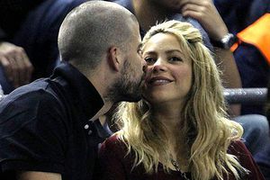 Piqué y Shakira exhiben su amor en partido de basquetbol