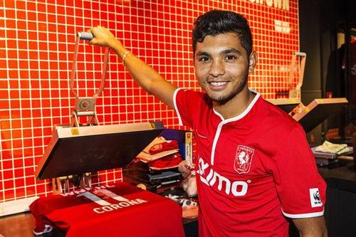 Jesús Manuel estampa el '11' sobre el jersey que portará con los apodados 'Tukkers' | EFE