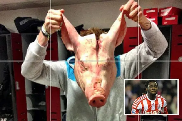Jugadores del Stoke ponen cabeza de cerdo en casillero de Kenwyne Jones