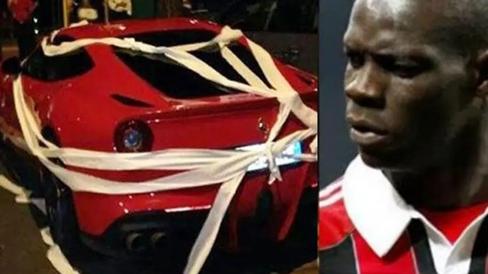 'Disfrazan' con papel de baño carro de Balotelli