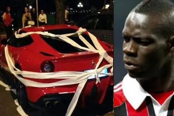 'Disfrazan' con papel de baño carro de Balotelli