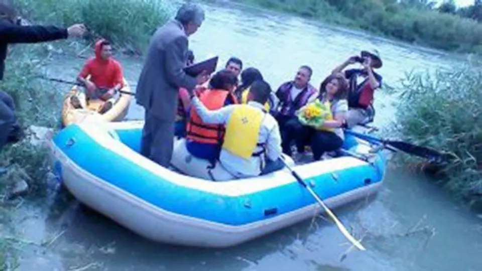 Contraen nupcias en lancha inflable sobre el río Bravo