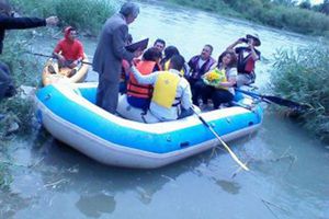 Contraen nupcias en lancha inflable sobre el río Bravo