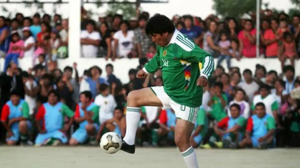 Evo Morales, 'mejor futbolista entre mandatarios del mundo'