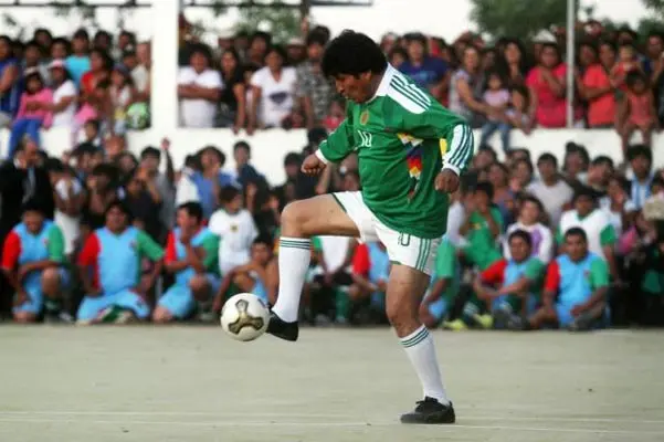 Evo Morales, 'mejor futbolista entre mandatarios del mundo'