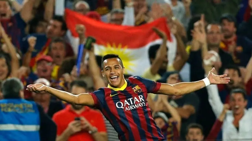 Alexis Sánchez, contento por su gol en el Clásico español