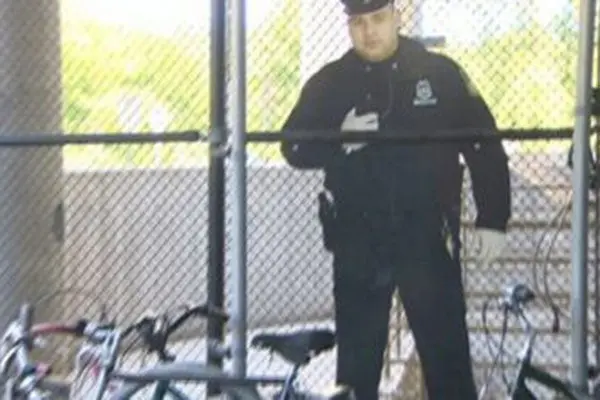 En Boston previenen robos... con policía de cartón