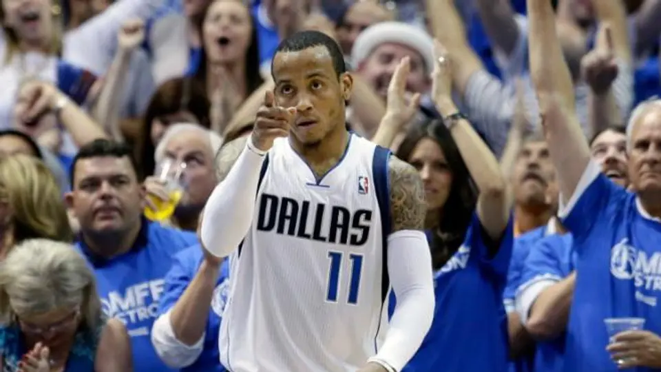 Mavericks gana y alarga serie contra Spurs