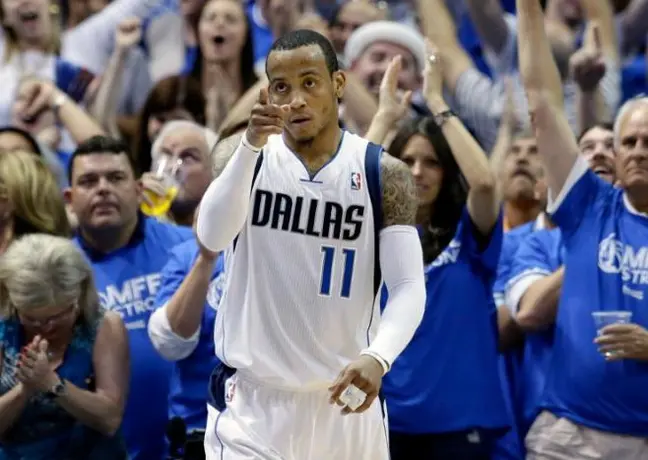 Mavericks gana y alarga serie contra Spurs