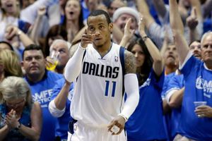 Mavericks gana y alarga serie contra Spurs