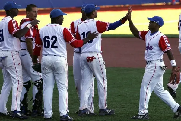 Peloteros cubanos, suspendidos por intentar salir de su país