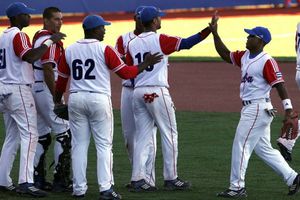 Peloteros cubanos, suspendidos por intentar salir de su país