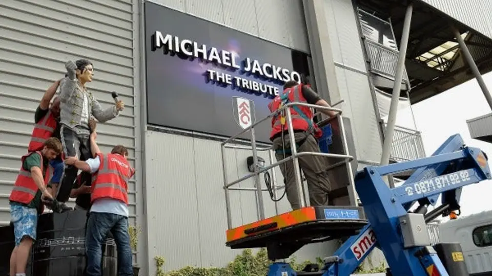 Fulham remueve estatua de Michael Jackson