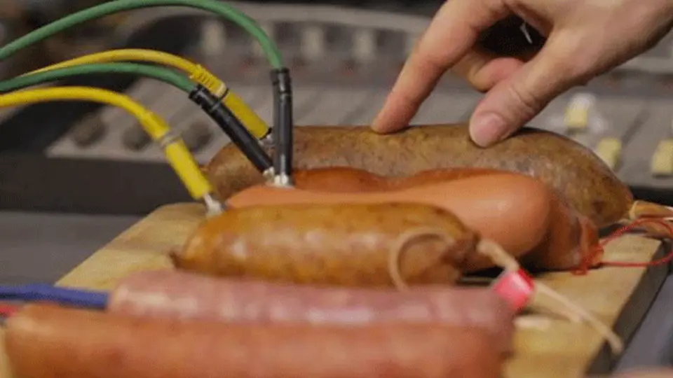 Dj utiliza embutidos para crear música