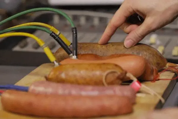 Dj utiliza embutidos para crear música