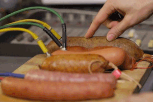 Dj utiliza embutidos para crear música