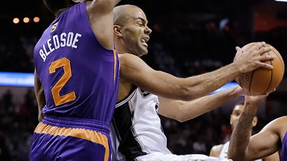 Spurs sufrió para sacar la victoria ante Suns