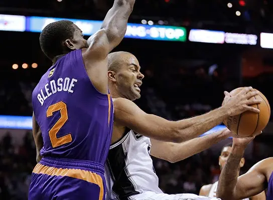 Spurs sufrió para sacar la victoria ante Suns