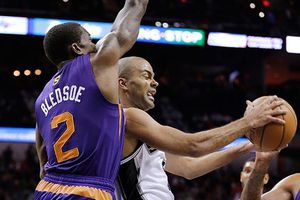 Spurs sufrió para sacar la victoria ante Suns