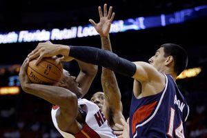 Ayón debuta con Atlanta y se lesiona el hombro