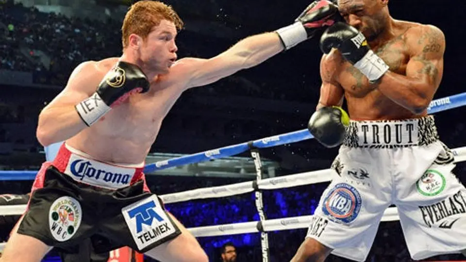 Canelo vence a Trout y unifica el título Superwelter