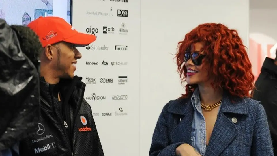 Lewis Hamilton busca consuelo en la Mansión Playboy