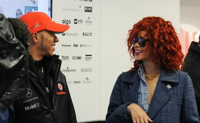 Lewis Hamilton busca consuelo en la Mansión Playboy