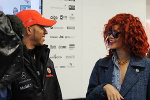 Lewis Hamilton busca consuelo en la Mansión Playboy