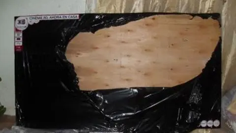 Mujer compra pantalla de madera