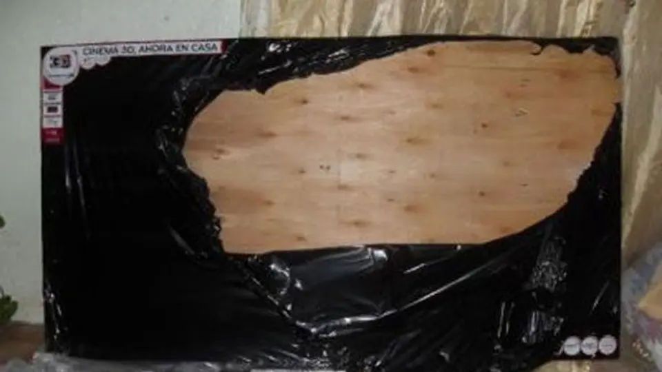 Mujer compra pantalla de madera