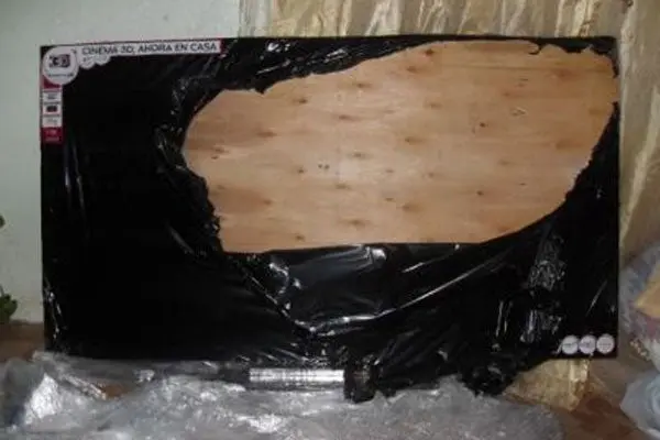 Mujer compra pantalla de madera
