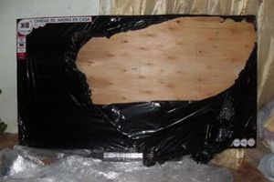 Mujer compra pantalla de madera