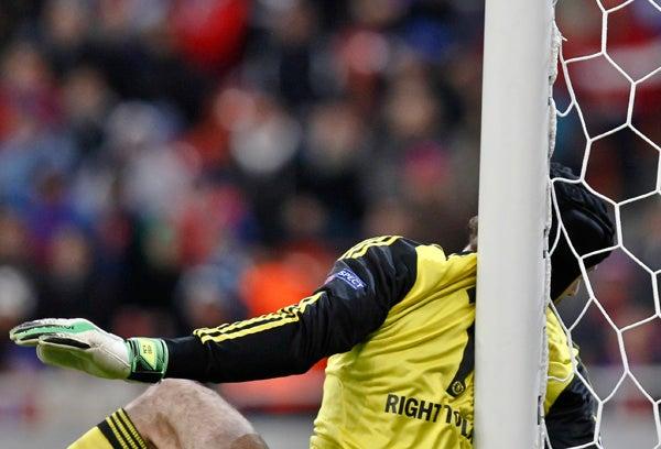 Cech se golpeó en el poste tras una jugada | AP