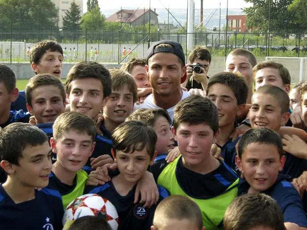Cristiano Ronaldo inaugura escuela de futbol en Georgia