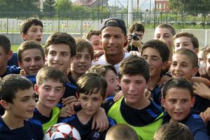 Cristiano Ronaldo inaugura escuela de futbol en Georgia