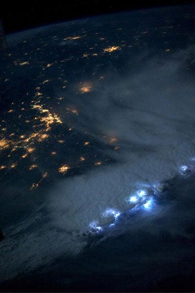 Las imágenes captadas a más de 400 km muestras los destellos de las tormentas eléctricas | ESPECIAL