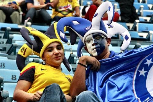 La preferencia por diferentes colores no impidió la convivencia de la afición en las gradas | CÉSAR VICUÑA