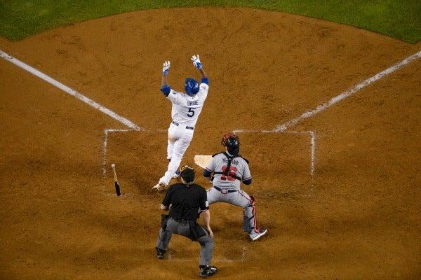 Juan Uribe, suelta el bat después de un jonrón de dos carreras | AP