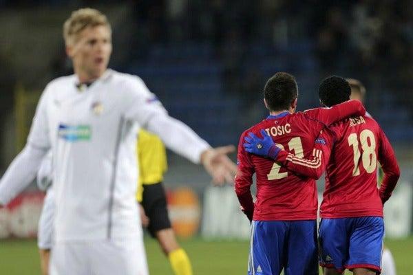 Tosic y Musa, del CSKA, celebran gol en victoria contra el Plzen 3-2 | EFE