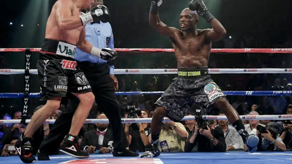 Márquez deja escapar sus cinco títulos al perder con Bradley