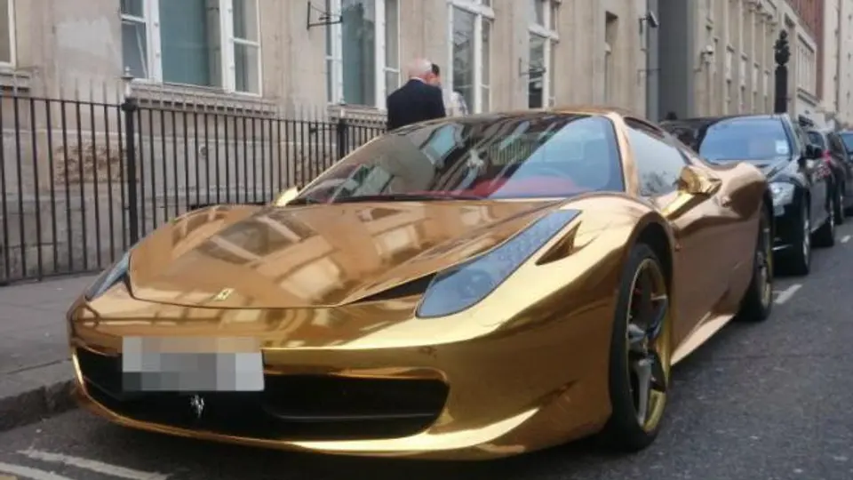 Campeón de kickboxing baña en vinilo de oro su Ferrari