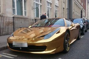 Campeón de kickboxing baña en vinilo de oro su Ferrari