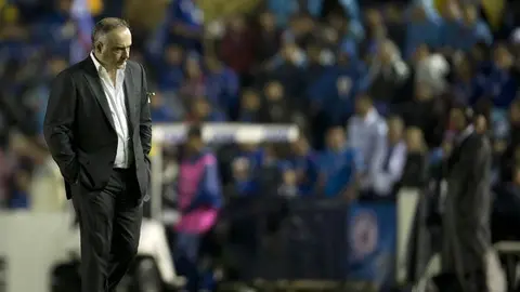 Memo Vázquez, orgulloso de la zaga de Cruz Azul